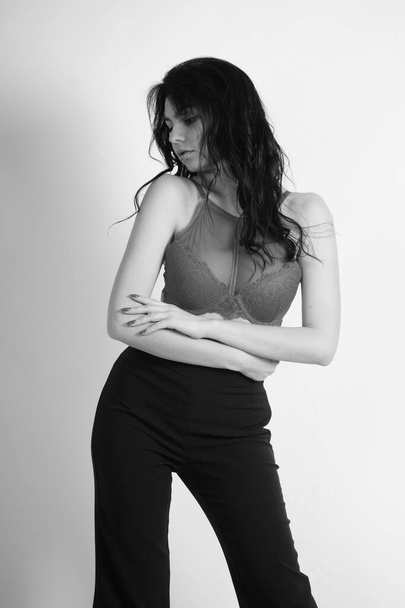 szexi gyönyörű barna nő fehérnemű és divatos harang alsó nadrág pózol stúdió fehér háttér  - Fotó, kép