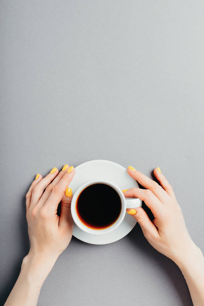 A woman's hand holds a cup of tea top of view - Foto, Bild