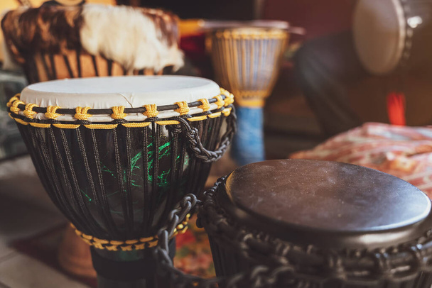 Various ethnic percussion musical instruments djembe drums. - Foto, Imagen