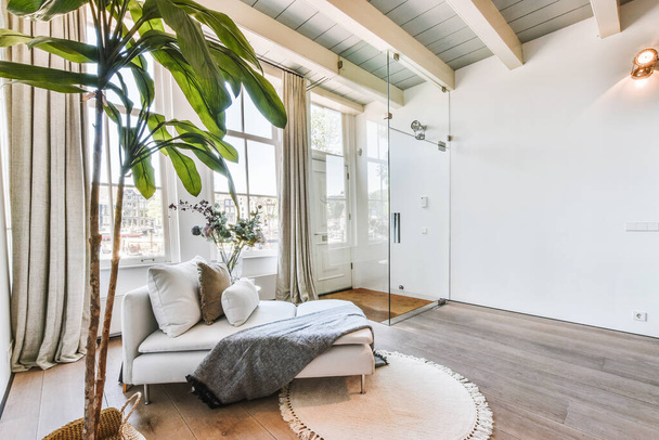 Prostorný obývací pokoj s lenoškou - Fotografie, Obrázek