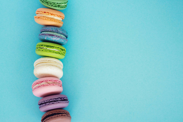 Macarons franceses coloridos em fundo pastel. Conceito doce. - Foto, Imagem