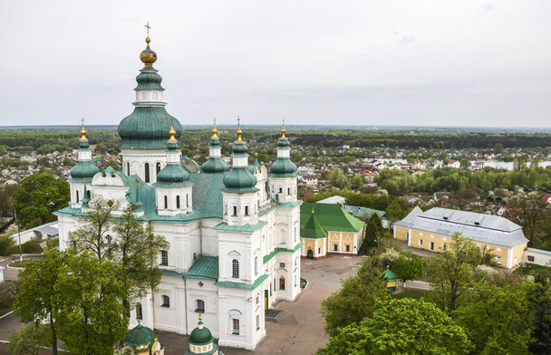 Chernihiv 'deki Kutsal Üçlü (Troitsky) Katedrali. Çan kulesinden görüntü. Ukrayna, Avrupa - Fotoğraf, Görsel