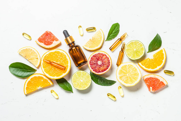 C-vitamin Kozmetikai termékek és friss citrusfélék. - Fotó, kép