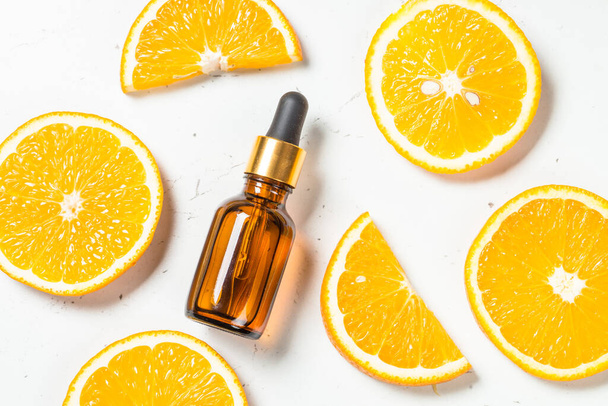 Vitamine C. Cosmetische producten en verse citrusvruchten. - Foto, afbeelding