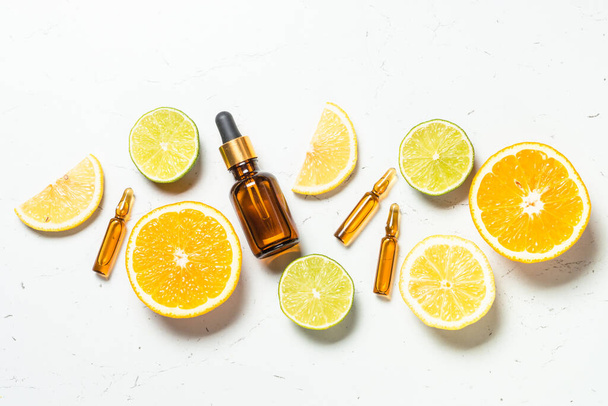 Vitamin C. Cosmetic products and fresh citrus fruits. - Foto, afbeelding