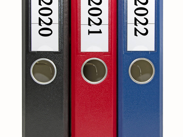 Tres carpetas de archivos coloridos para documentos de oficina para los años 2020, 2021, 2022 - Foto, Imagen