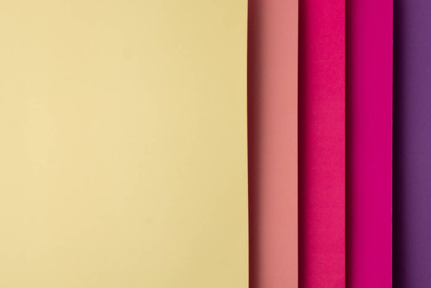 Abstrakti tausta Pystysuora varasto origami Paperilevyt Keltainen oranssi magenta vaaleanpunainen violetti - Valokuva, kuva