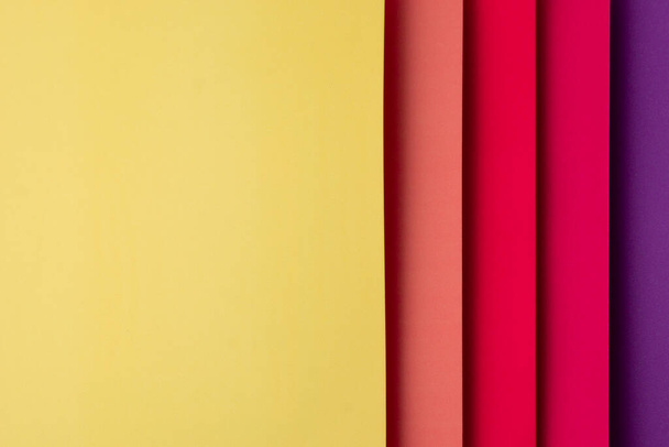 Abstract Achtergrond Met Verticale voorraad van origami Papieren Vellen In geel roze magenta rood paars - Foto, afbeelding