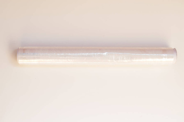 Kunststoff dünne und klare Wrap auf weißem Hintergrund  - Foto, Bild