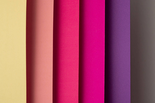 Αφηρημένο φόντο με κάθετα φύλλα χαρτιού σε ροζ και μωβ - Φωτογραφία, εικόνα