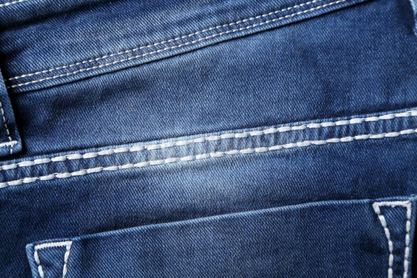 Старий синій джинсовий дизайн моди На коричневому тлі конопляної мішковини текстури. розрізані джинси стопки Hipster моди копіювання простору для тексту коментарів
 . - Фото, зображення