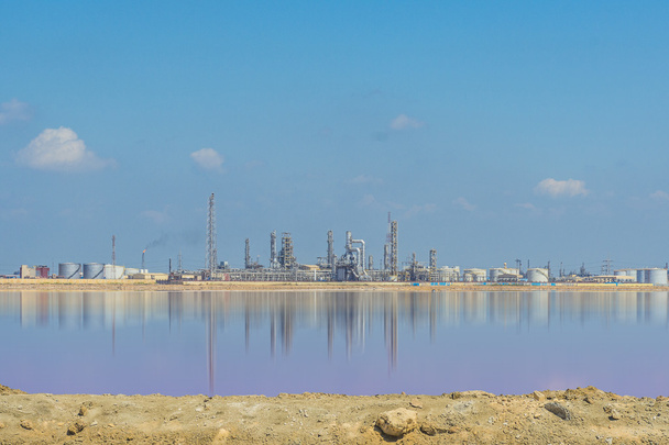 далекий нафти і газу нафтопереробний завод - Фото, зображення