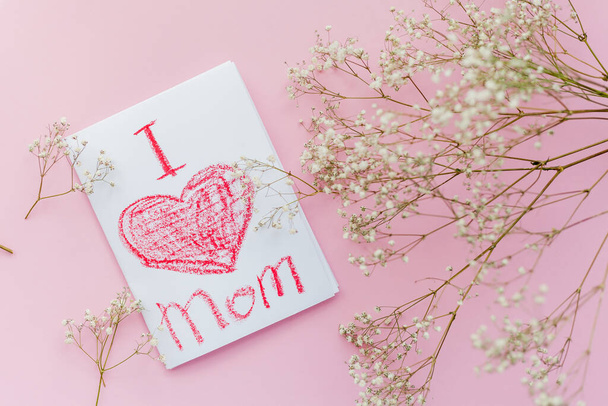 ピンクの背景に小さな白い花、ハッピー母の日カード。休日だ。ジプシー・フィラ. - 写真・画像