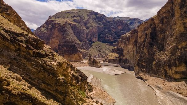 Der Sulak Canyon ist die tiefste Schlucht Europas. Tiefe 1920 Meter, Länge 53 km. Das Hotel liegt im Tal des Flusses Sulak. Dagestan, Russland - Foto, Bild