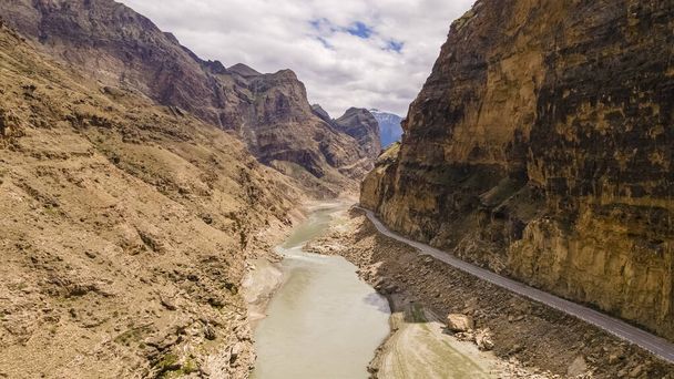 Der Sulak Canyon ist die tiefste Schlucht Europas. Tiefe 1920 Meter, Länge 53 km. Das Hotel liegt im Tal des Flusses Sulak. Dagestan, Russland - Foto, Bild