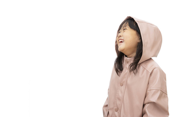 Счастливый маленький ребенок, улыбающийся и веселый, изолированный на белом фоне, пространство для копирования - Фото, изображение