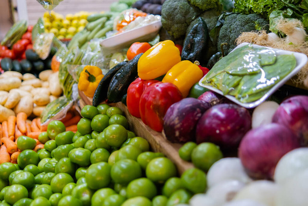 Verduras coloridas con cebolla, tomates verdes, pimientos y más - Foto, imagen