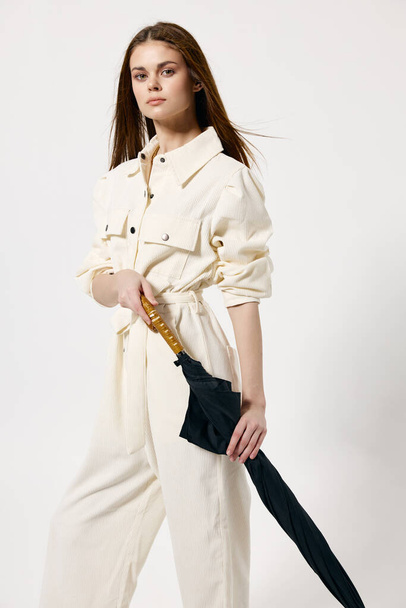 donna in abito bianco che tiene l'ombrello in posa mani Studio - Foto, immagini