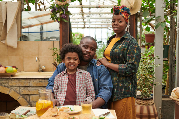 Αφρικανική οικογένεια τριών ατόμων - Φωτογραφία, εικόνα