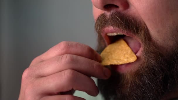 Homem a comer batatas fritas de Tortilhas em câmara lenta. Close-up - Filmagem, Vídeo