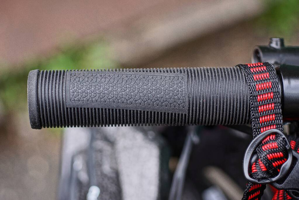 mango de plástico negro para manillar de bicicleta deportiva en la calle - Foto, Imagen