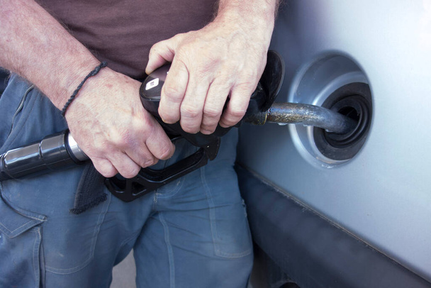 Benzinüzemű autó tankolása benzinkútnál - Fotó, kép