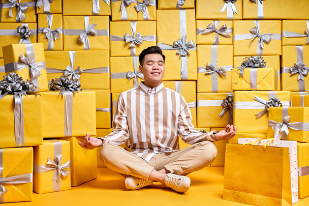 Cool Smiling Chinese Guy Keep Calm Surrounded By Gift Boxes - Foto, Imagem