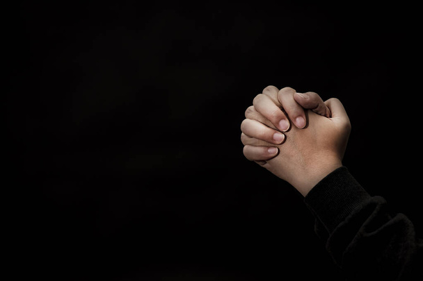 Mano de mujer orando y adorando a DIOS Usando las manos para orar en creencias religiosas y adorar a cristianos en la iglesia o en lugares generales en tono de color vintage o espacio de copia. - Foto, Imagen