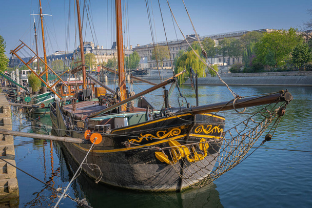 Parijs, Frankrijk - 05 13 2021: Kades van de Seine. Een houten zeilboot afgemeerd op de kade - Foto, afbeelding