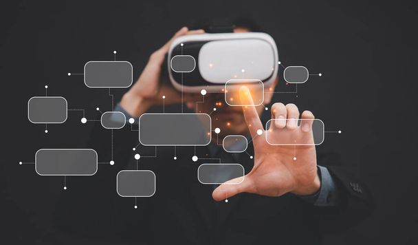 Бизнесмен в очках виртуальной реальности VR и сенсорные в графике Экран медиаэкрана на темном фоне, Технологический процесс System Business, успех и концепция совместной работы - Фото, изображение