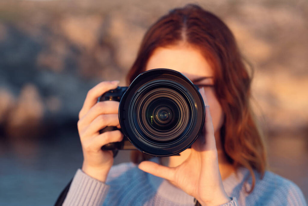 Nainen ammatillinen kamera ulkona vuoristossa edessä näkymä - Valokuva, kuva