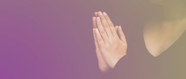 Mano de mujer orando y adorando a DIOS Usando las manos para orar en creencias religiosas y adorar a cristianos en la iglesia o en lugares generales en tono de color vintage o espacio de copia. - Foto, imagen