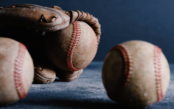 Antiguo fondo de béisbol grunge con bolas usadas de juego y espacio de copia. - Foto, Imagen