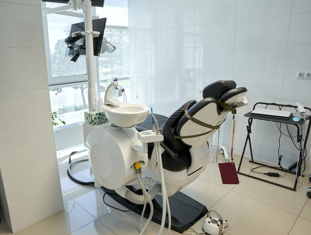 Consultorio de dentista vacío en una clínica bien equipada - Foto, Imagen