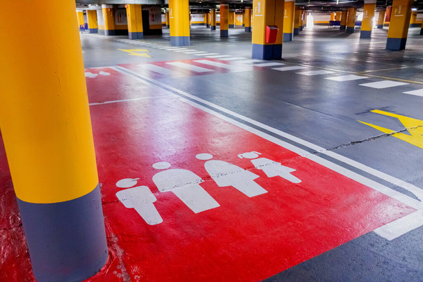 Parkplatz für Familien mit Farbe auf dem Boden markiert - Foto, Bild