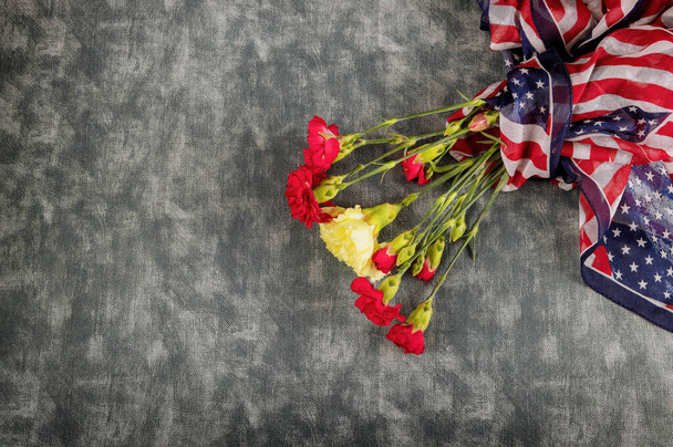Remembrance pink carnation flowers for memorial celebration day with American Flag - Fotoğraf, Görsel