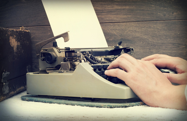 Máquina de escribir sobre fondo de madera
 - Foto, Imagen