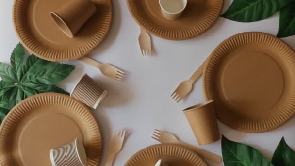 Öko-tányérok. Öko evőeszközök. Mentsük meg a bolygót. Fehér háttér. 4K - Felvétel, videó