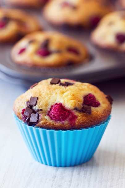 Masanın üzerine yerleştirilen mavi lezzetli muffin - Fotoğraf, Görsel