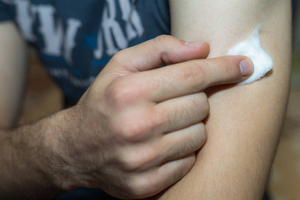 Мужчина держит на плече шерсть после прививки от коронавируса ковид-19 во время пандемии. - Фото, изображение