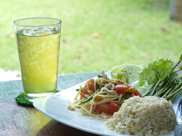 Vegetariano tailandés, consta de ensalada de papaya, agua de hierba de limón, arroz cocido con leche de coco
. - Foto, imagen