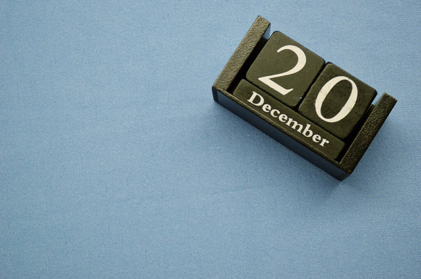 Houten kalender van blokken op een blauwe textiel achtergrond met kopieerruimte. 20 december. Dag van de veiligheidsdienst. Internationale Dag van de solidariteit van de mens - Foto, afbeelding