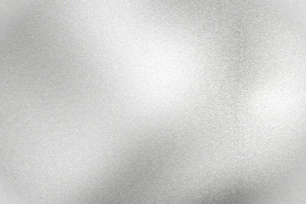 Свет, сияющий на серебряной окрашенной металлической стене с копировальным пространством, абстрактным текстурным фоном - Фото, изображение