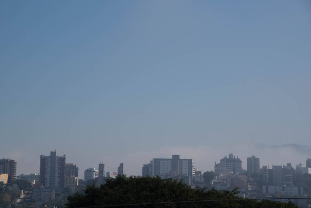 Місто Санта-Марія в Бразилії покрите ранковим туманом. Міста в Бразилії. міська територія. Географічний центр RS. University City. - Фото, зображення
