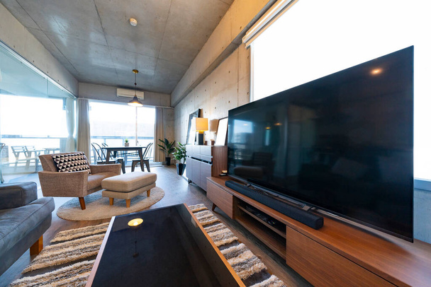 Sala de estar con sofá y TV en la habitación - Foto, imagen
