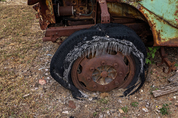 Az ősi dezintegráló teherautó gumiabroncs közelsége - Fotó, kép