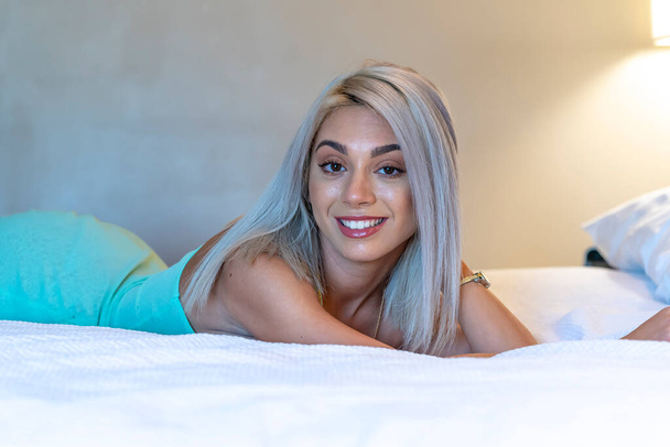 Nádherný blondýny model pózuje ve spodním prádle v domácím prostředí - Fotografie, Obrázek