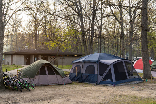 Кемпинг и палатки на территории кемпинга весной - Фото, изображение