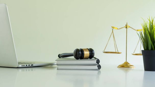 Судья Хаммер и ноутбук с чешуйками и цветочными горшками на столе. - Фото, изображение