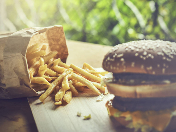Frische leckere große Burger. Köstliche hausgemachte mit Rindfleisch, Tomaten, Käse und Salat.Burger sind eine amerikanische Ikone. - Foto, Bild